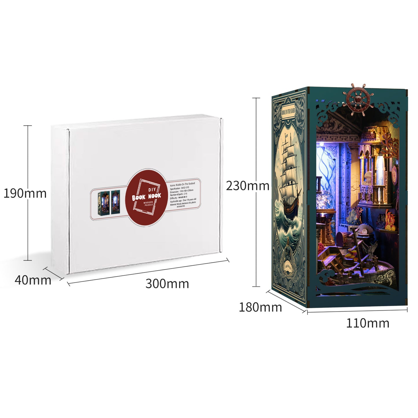 Détails du Book Nook Riddle on the Seabed avec boule de cristal lumineuse, perle dans son coquillage et épave de navire en bois.