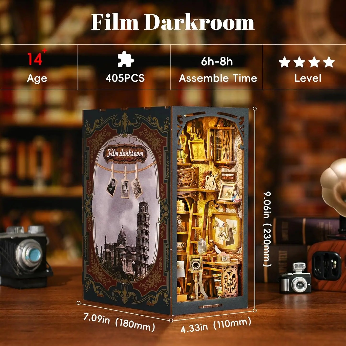 Fiche technique du Book Nook 'Film Darkroom' : kit de miniature DIY de 405 pièces, temps d'assemblage de 6 à 8 heures, dimensions 23 cm de haut, illustrant un studio de photographie rétro avec chambre noire.