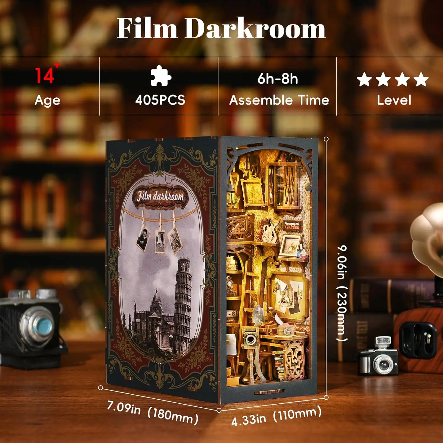 Fiche technique du Book Nook 'Film Darkroom' : kit de miniature DIY de 405 pièces, temps d'assemblage de 6 à 8 heures, dimensions 23 cm de haut, illustrant un studio de photographie rétro avec chambre noire.