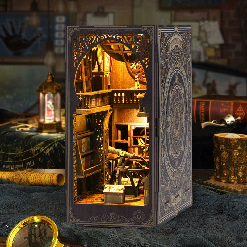 Book Nook miniature Astronomy Museum en bois avec télescope, astrolabe, gravures stellaires et éclairage LED tamisé.