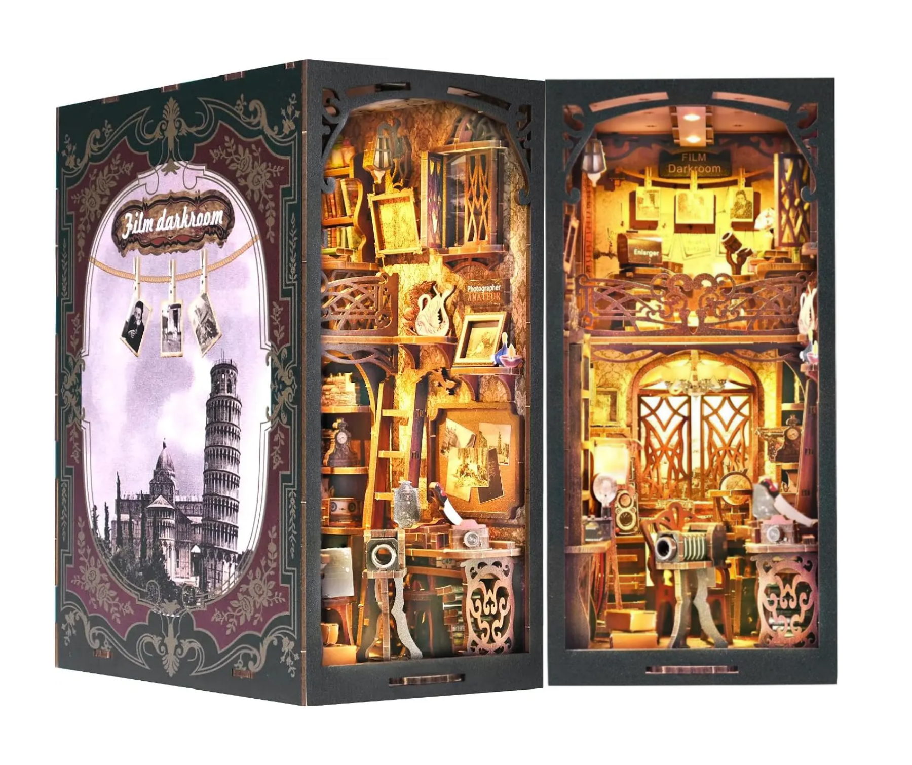 Vue d'ensemble de la maquette 'Film Darkroom' (chambre noire) montrant le décor extérieur illustré de la Tour de Pise et l'intérieur détaillé d'un studio photo vintage avec éclairage LED.