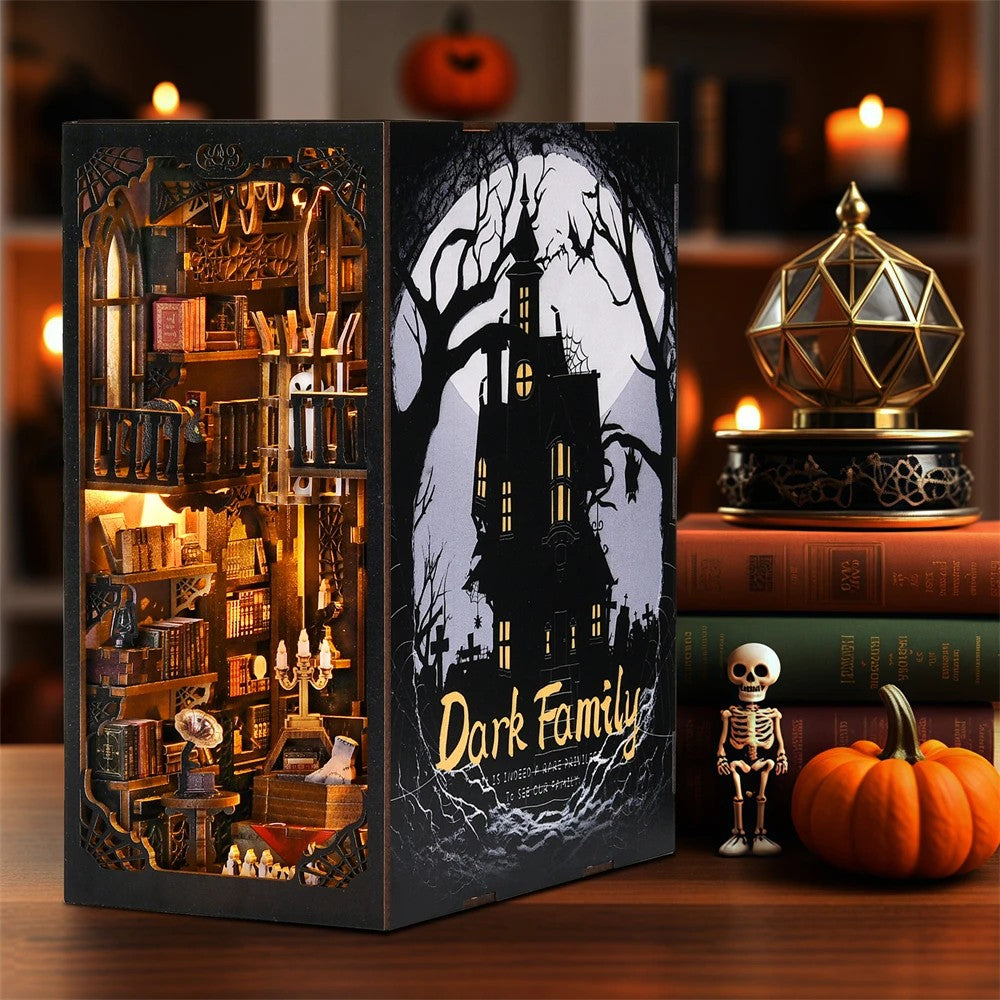 Maquette serre-livres DIY 'Dark Family' de style gothique avec un manoir hanté illustré, une bibliothèque miniature éclairée, et une décoration d'Halloween comprenant un squelette et une citrouille