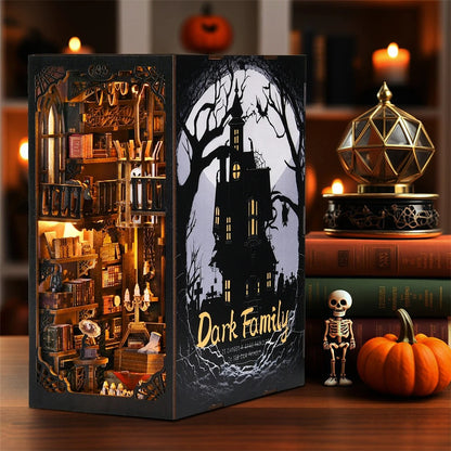 Maquette serre-livres DIY 'Dark Family' de style gothique avec un manoir hanté illustré, une bibliothèque miniature éclairée, et une décoration d'Halloween comprenant un squelette et une citrouille