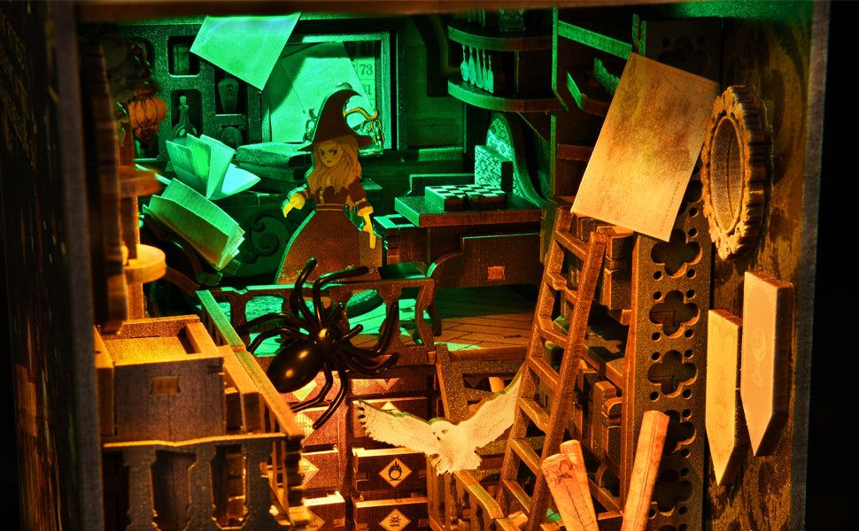 Gros plan sur l'intérieur détaillé du Book Nook 'The Master's House' montrant une figurine de sorcière, une araignée géante, une chouette en plein vol et des étagères remplies de potions sous une lumière verte mystérieuse.