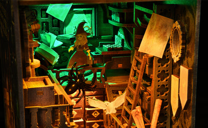 Gros plan sur l'intérieur détaillé du Book Nook 'The Master's House' montrant une figurine de sorcière, une araignée géante, une chouette en plein vol et des étagères remplies de potions sous une lumière verte mystérieuse.