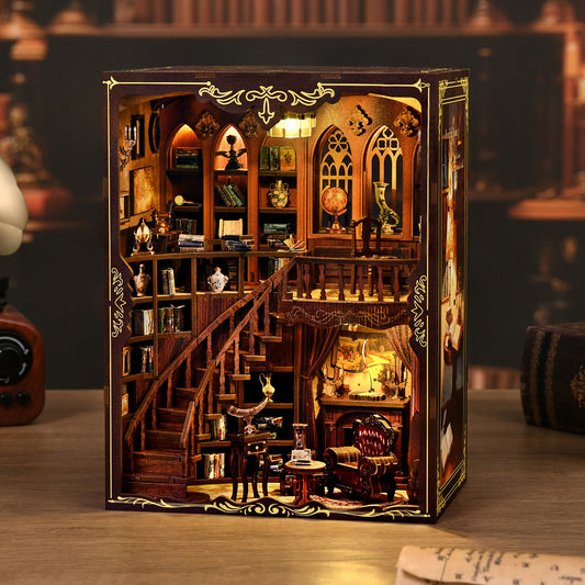 Serre-livres décoratif en bois miniature DIY 'Book Nook' style bibliothèque ancienne gothique avec éclairage LED chaleureux, escalier en colimaçon et détails sculptés.