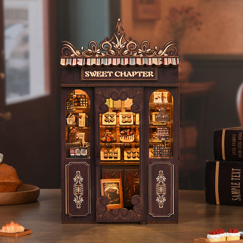 vidéo de présentation et tutoriel de montage du Kit DIY Book Nook 'Sweet Chapter'. Découvrez les étapes d'assemblage de cette pâtisserie miniature en bois : installation des vitrines de chocolats, des gâteaux réalistes et du système d'éclairage LED tactile pour créer un serre-livres décoratif unique.