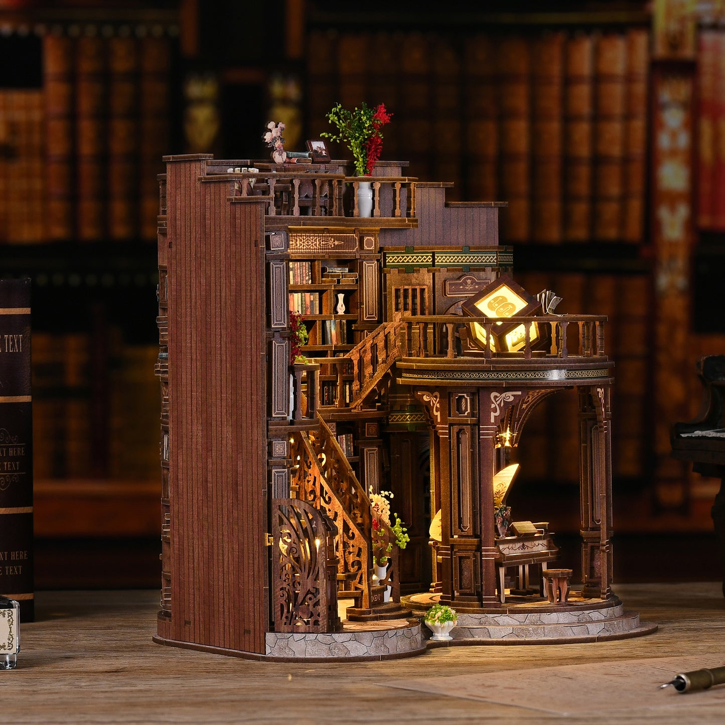 Maquette bois DIY Dreamy Book Hall : serre-livres miniature éclairé représentant une bibliothèque ancienne richement détaillée avec escalier central, piano à queue et étagères remplies de livres.