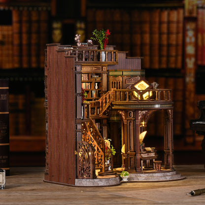 Maquette bois DIY Dreamy Book Hall : serre-livres miniature éclairé représentant une bibliothèque ancienne richement détaillée avec escalier central, piano à queue et étagères remplies de livres.