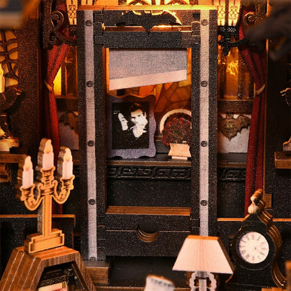 Détails du kit DIY Book Nook 'Dark Family' : dôme de verre géométrique, portraits de famille gothiques, fantôme en cage, main de la Famille Addams, cercueil et trophée de loup-garou.