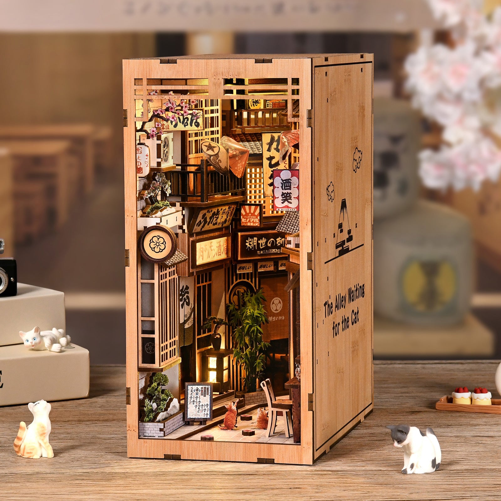 Kit DIY Book Nook en bois "The Alley Waiting for the Cat", serre-livres miniature style ruelle japonaise traditionnelle avec éclairage LED chaud, cerisier en fleurs (sakura), lanternes et figurines de chats.