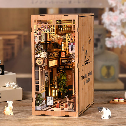 Kit DIY Book Nook en bois "The Alley Waiting for the Cat", serre-livres miniature style ruelle japonaise traditionnelle avec éclairage LED chaud, cerisier en fleurs (sakura), lanternes et figurines de chats.