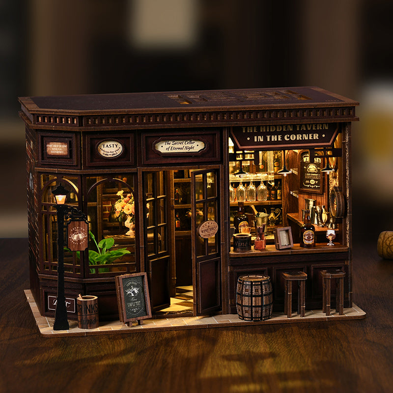 Maquette miniature de bar vintage en bois avec éclairage LED, kit DIY "The Hidden Tavern" et "The Secret Cellar" avec détails réalistes de bouteilles et verres.