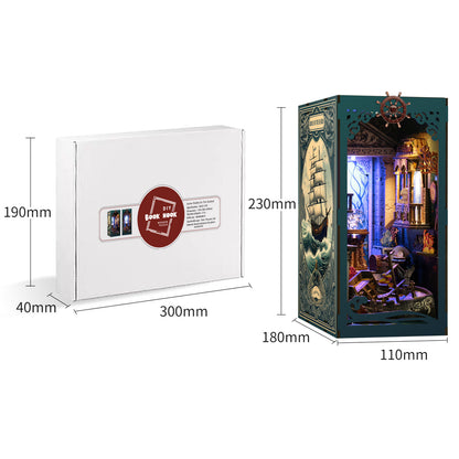 Détails du Book Nook Riddle on the Seabed avec boule de cristal lumineuse, perle dans son coquillage et épave de navire en bois.