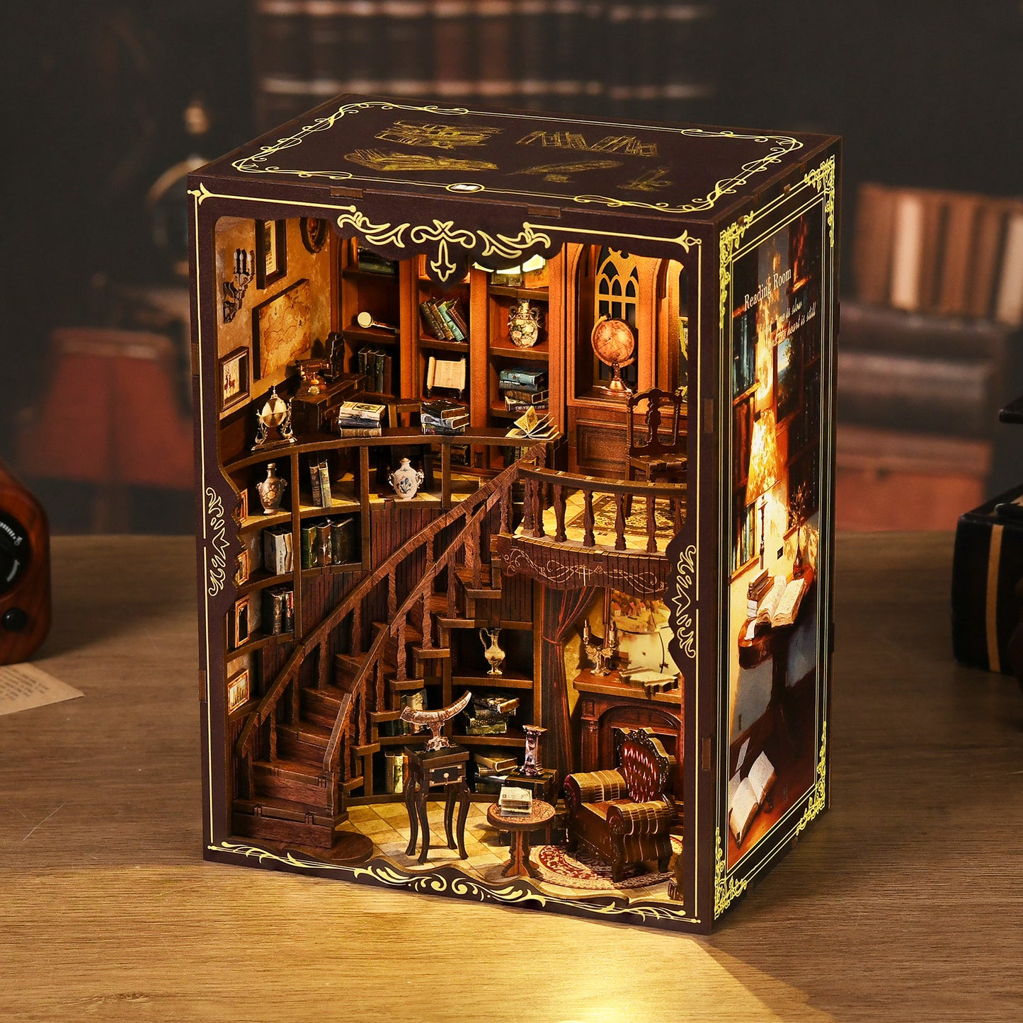 Serre-livres miniature DIY Book Nook 'Ancient Rhyme Library' en bois, style bibliothèque gothique avec escalier en colimaçon, cheminée lumineuse et éclairage LED.