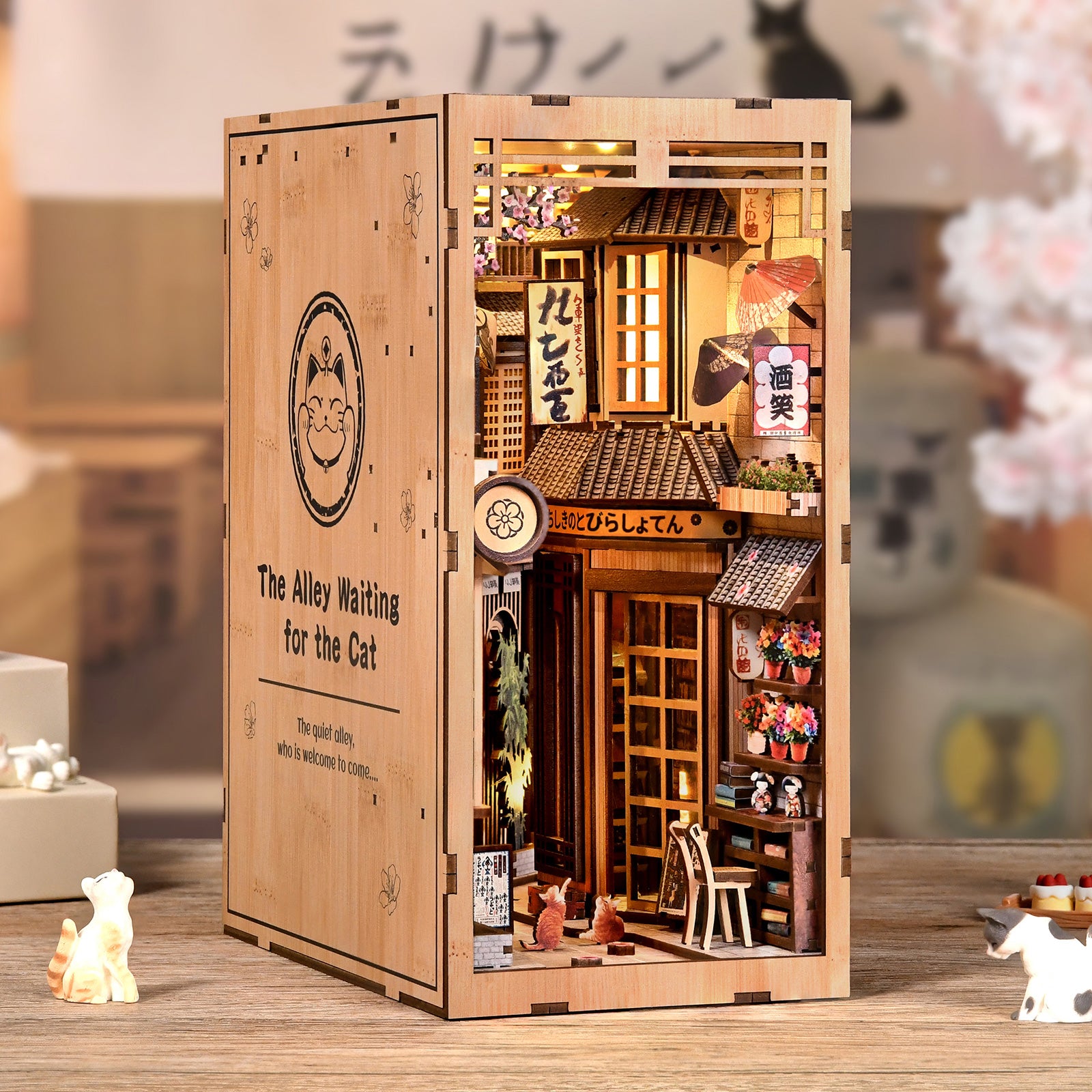 Kit DIY Book Nook en bois "The Alley Waiting for the Cat", serre-livres miniature représentant une ruelle japonaise traditionnelle avec éclairage LED chaleureux, fleurs de cerisier (sakura), lanternes et figurines de chats.
