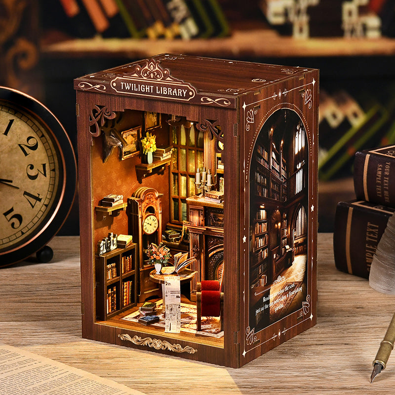 Vue intérieure d'un Book Nook Twilight Library : horloge de parquet miniature, bibliothèque ancienne, fauteuil en velours et détails de cheminée avec éclairage LED.