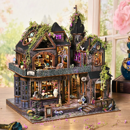 Maquette de maison miniature de sorcière style victorien avec éclairage LED, détails d'apothicaire magique et plantes grimpantes.