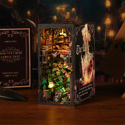 Kit Book Nook miniature "The House of Magic" avec éclairage LED vert et chaud, décor d'apothicaire sorcier, chaudron magique, livres volants et fioles de potions sur une étagère.