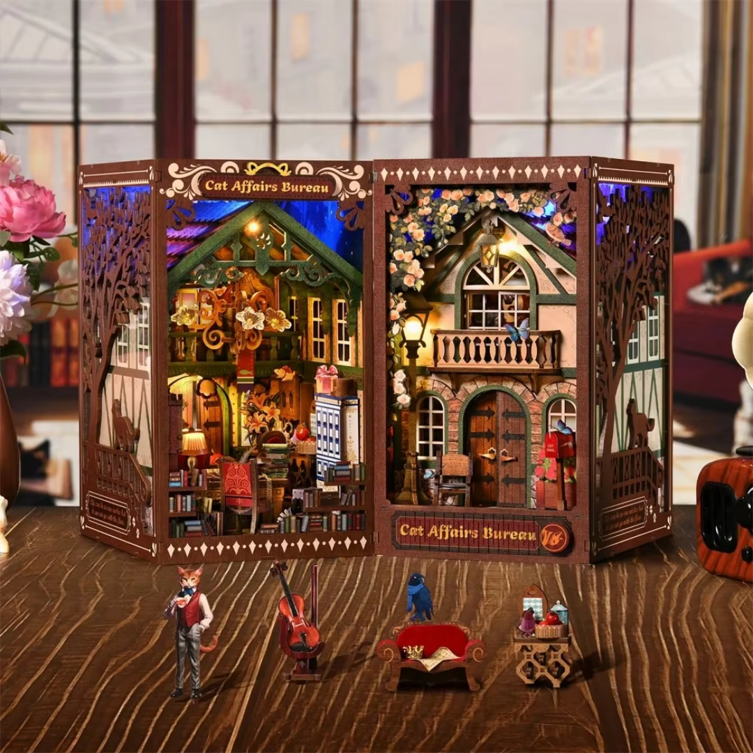 Kit Book Nook miniature en bois "Cat Affairs Bureau" ouvert avec éclairage LED bleu et jaune, figurines de chats anthropomorphes, violoncelle et mobilier détaillé