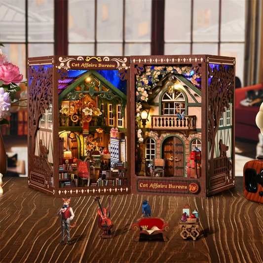 Kit Book Nook miniature en bois "Cat Affairs Bureau" ouvert avec éclairage LED bleu et jaune, figurines de chats anthropomorphes, violoncelle et mobilier détaillé