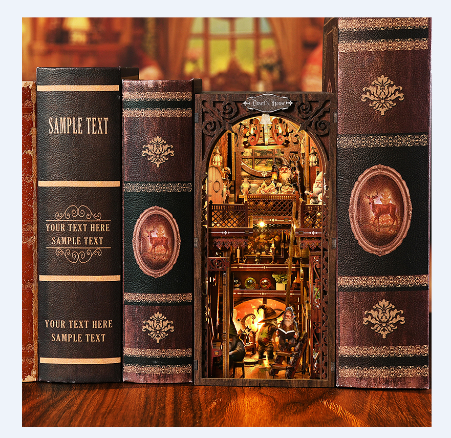 Kit DIY Book Nook Dwarf's House exposé sur une étagère entre des livres anciens. Maquette 3D en bois détaillée représentant l'intérieur d'une maison de nains fantastique avec éclairage chaleureux, personnages et décorations magiques