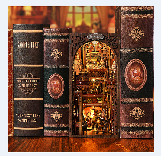 Kit DIY Book Nook Dwarf's House exposé sur une étagère entre des livres anciens. Maquette 3D en bois détaillée représentant l'intérieur d'une maison de nains fantastique avec éclairage chaleureux, personnages et décorations magiques