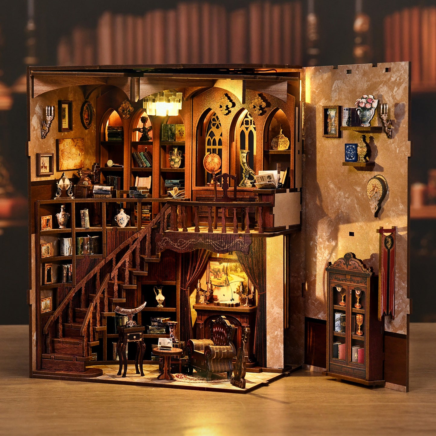 Serre-livres miniature DIY Book Nook 'Ancient Rhyme Library' en bois, style bibliothèque gothique avec escalier en colimaçon, cheminée lumineuse et éclairage LED.