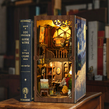 Serre-livres Book Nook miniature en bois "A World Within the Frame" inspiré de Van Gogh, avec éclairage LED, chevalets de peinture et décor d'atelier d'artiste.