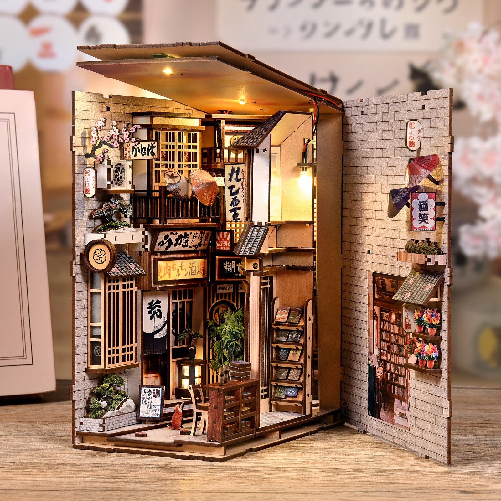 Book Nook japonais à monter soi-même avec détails de boutiques traditionnelles, enseignes lumineuses, bonsaï et petits chats, kit de loisirs créatifs en bois avec système d'éclairage intégré.