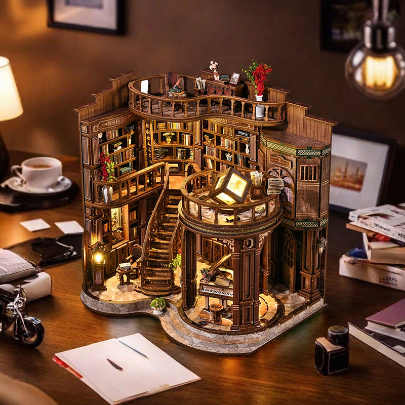 Maquette miniature en bois Dreamy Book Hall assemblée avec éclairage LED, représentant une bibliothèque vintage sur deux étages avec piano et escalier