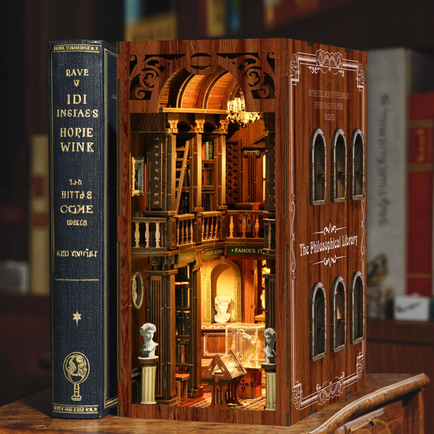 Kit de serre-livres décoratif en bois "The Philosophical Library" de style Book Nook, avec éclairage LED et étagères miniatures pour décoration de bibliothèque.