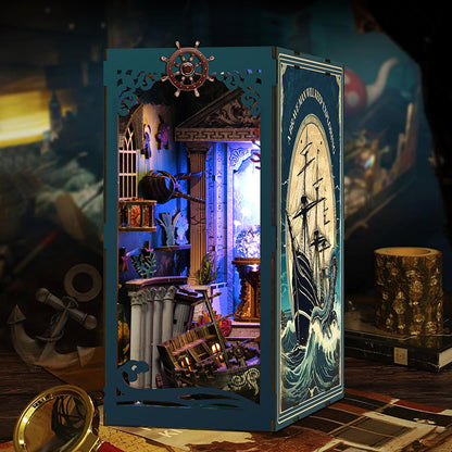 Book nook en bois Riddle on the Seabed avec éclairage LED bleu, décor de bibliothèque thème marin et épave.
