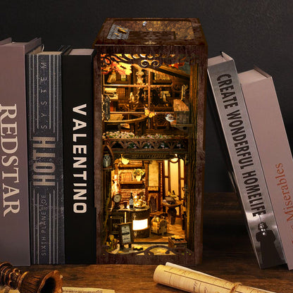 Kit Book Nook en bois "The Philosophical Library" : serre-livres miniature DIY avec éclairage LED chaleureux, bustes de philosophes classiques et étagères de bibliothèque ancienne pour décoration d'étagère.