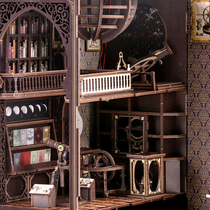 Détails d'un kit Book Nook astronomie : phases de la lune, étagères de livres miniatures, globe céleste et instruments d'observation.