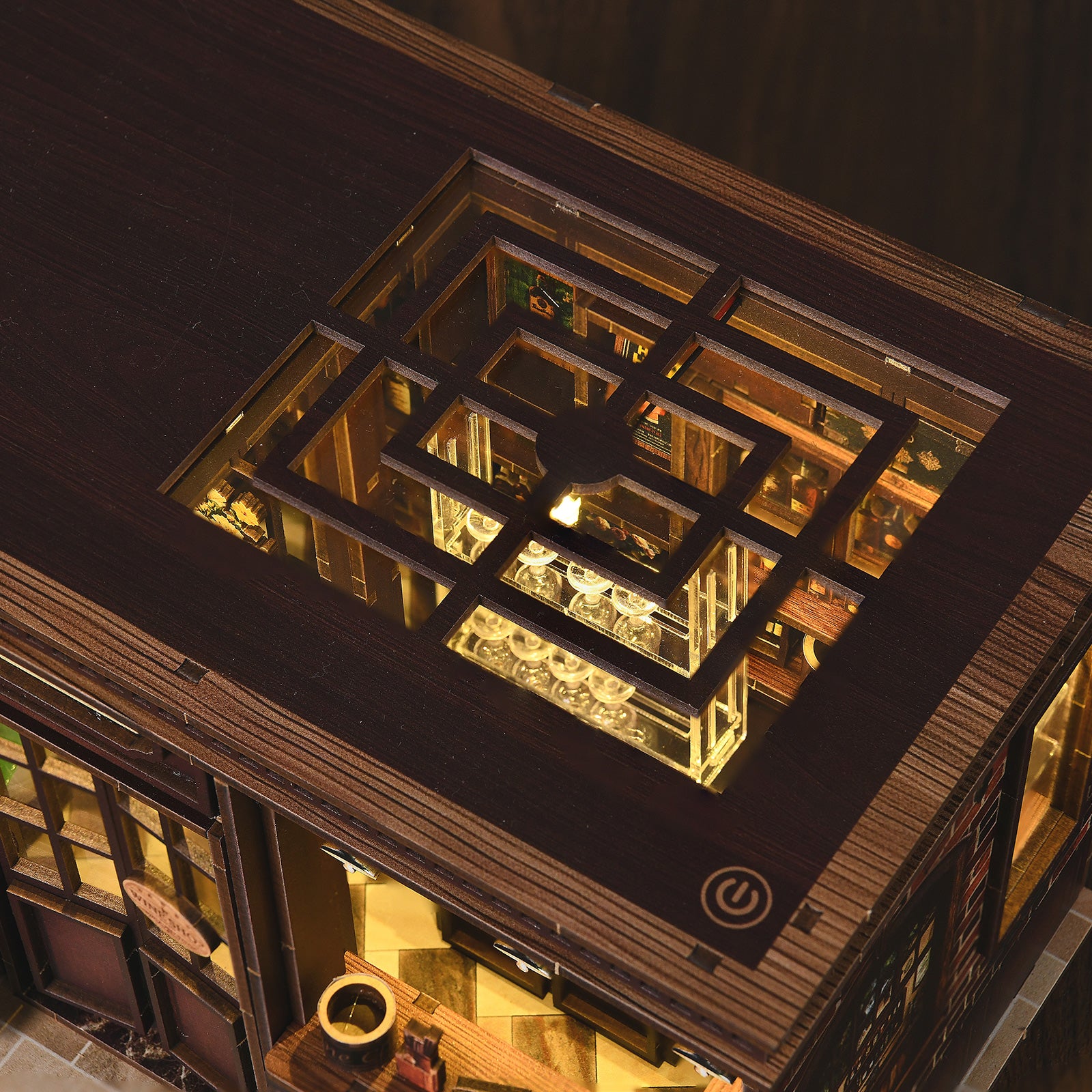 Maquette miniature en bois d'une taverne vintage illuminée par LED, kit DIY "The Hidden Tavern" avec vitrines détaillées, bouteilles de vin et décoration rétro pour bibliothèque.