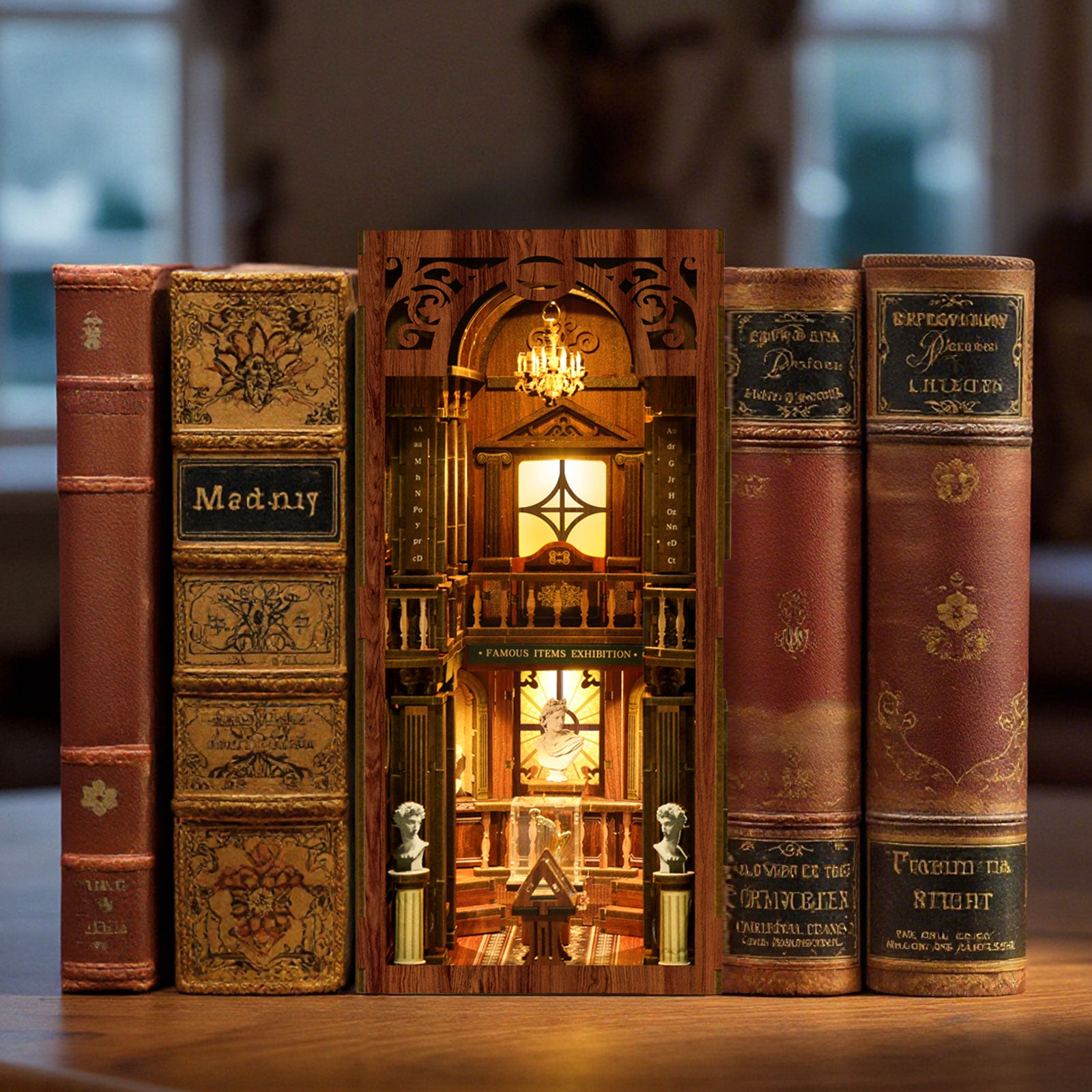 Diorama Book Nook "The Philosophical Library" inséré entre des livres anciens : kit de serre-livres miniature en bois avec éclairage LED chaleureux et décor de bibliothèque classique.