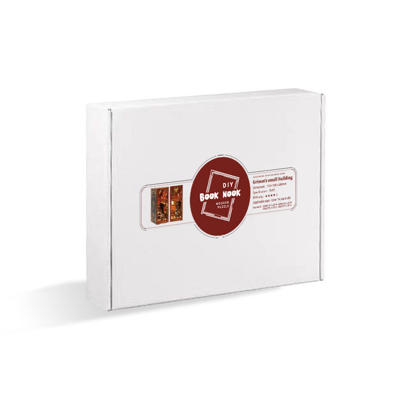 Serre-livres miniature DIY Grimm’s Small Building inséré entre des livres sur une étagère, scène de bibliothèque vintage éclairée avec piano.