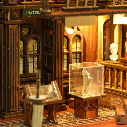 Kit Book Nook en bois "The Philosophical Library" : serre-livres miniature DIY avec éclairage LED, bustes de philosophes et décor de bibliothèque ancienne pour étagère.