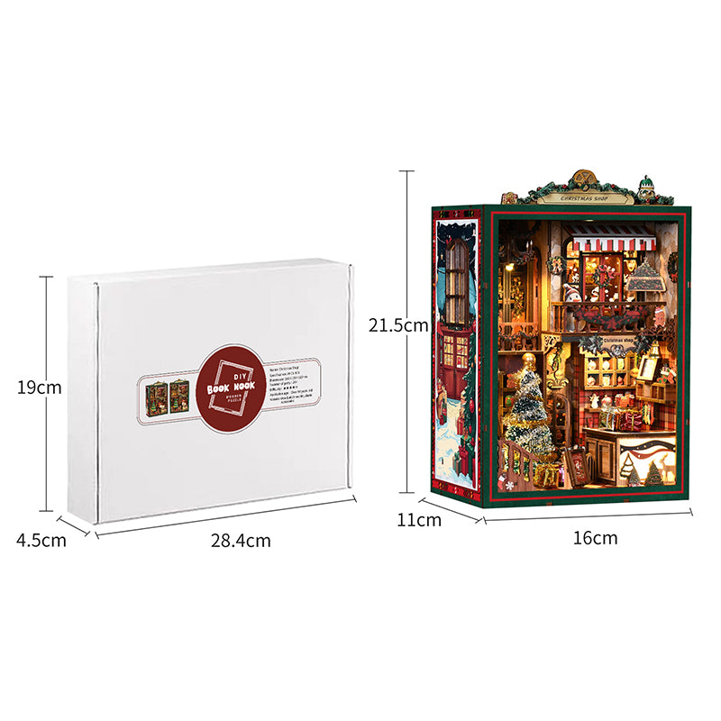 Une image présentant les dimensions d'un kit de "DIY Book Nook" (serre-livres miniature) sur le thème de Noël. À gauche, la boîte d'emballage blanche mesure 19 cm de hauteur, 28,4 cm de largeur et 4,5 cm de profondeur. À droite, le serre-livres assemblé représente une boutique de Noël détaillée et illuminée, mesurant 21,5 cm de hauteur, 16 cm de largeur et 11 cm de profondeur