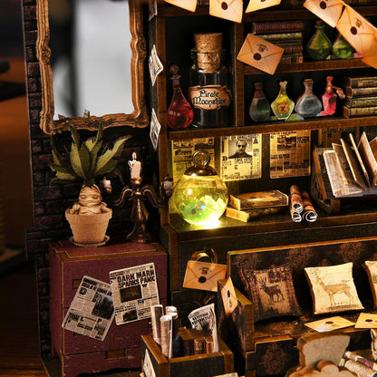 Détails du Book Nook DIY "The House of Magic" : étagères d'apothicaire avec fioles de potions, mandragore en pot, bougeoir vintage, courriers de sorcier et journaux miniatures "Dark Mark".