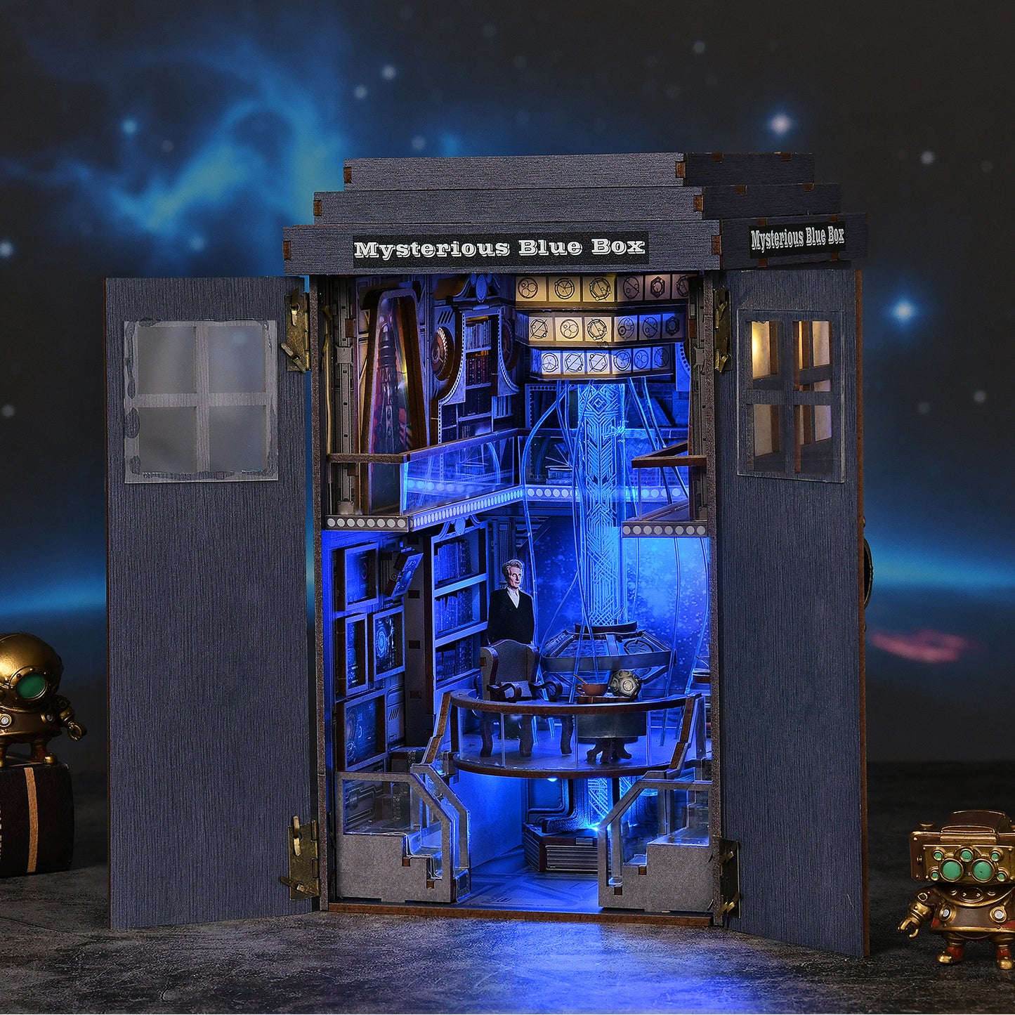 Book nook miniature en bois représentant l'intérieur d'une cabine de police bleue iconique (Mysterious Blue Box), avec un décor de science-fiction rétro éclairé par des LED bleues, incluant une console de commande et une figurine de voyageur temporel.