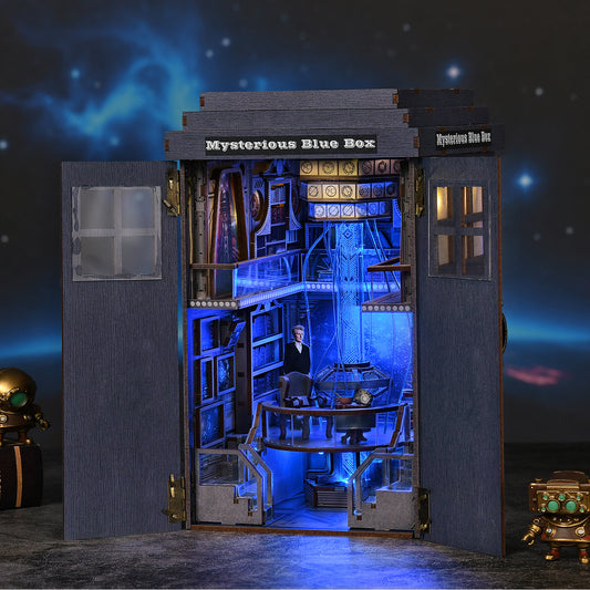 Book nook miniature en bois représentant l'intérieur d'une cabine de police bleue iconique (Mysterious Blue Box), avec un décor de science-fiction rétro éclairé par des LED bleues, incluant une console de commande et une figurine de voyageur temporel.
