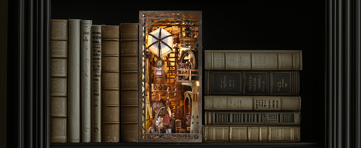 Un Book Nook style steampunk intitulé "Uncle Brian's Warehouse" inséré entre des livres anciens sur une étagère de bibliothèque sombre. La maquette en bois illuminée crée une lucarne chaleureuse avec une montgolfière et des engrenages visibles, offrant un contraste élégant avec les reliures de livres classiques. Décoration intérieure originale pour bibliophiles et passionnés de puzzles 3D.