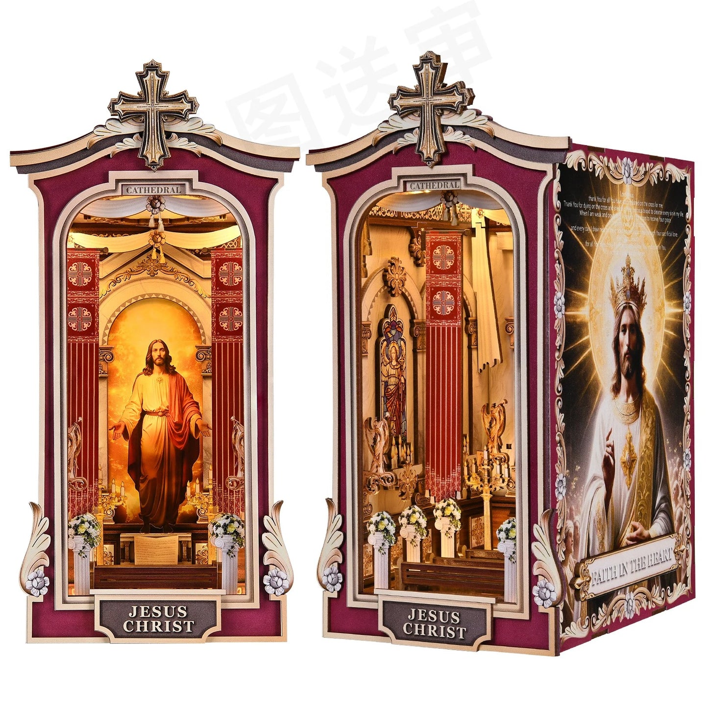 Vues de face et de trois-quarts d'un Book Nook DIY Cathédrale avec éclairage LED, portrait de Jésus-Christ et architecture intérieure détaillée en bois.