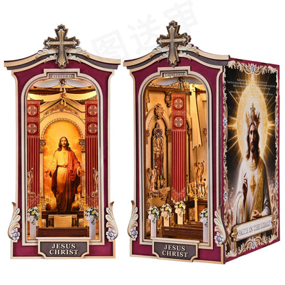 Vues de face et de trois-quarts d'un Book Nook DIY Cathédrale avec éclairage LED, portrait de Jésus-Christ et architecture intérieure détaillée en bois.