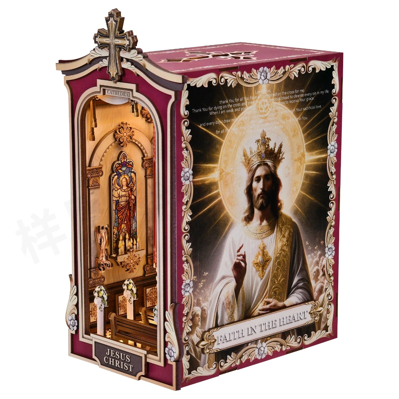 Vue latérale du book nook 'Faith in the Heart' : illustration de Jésus-Christ avec couronne, textes sacrés et détails de vitraux miniatures sur bois.