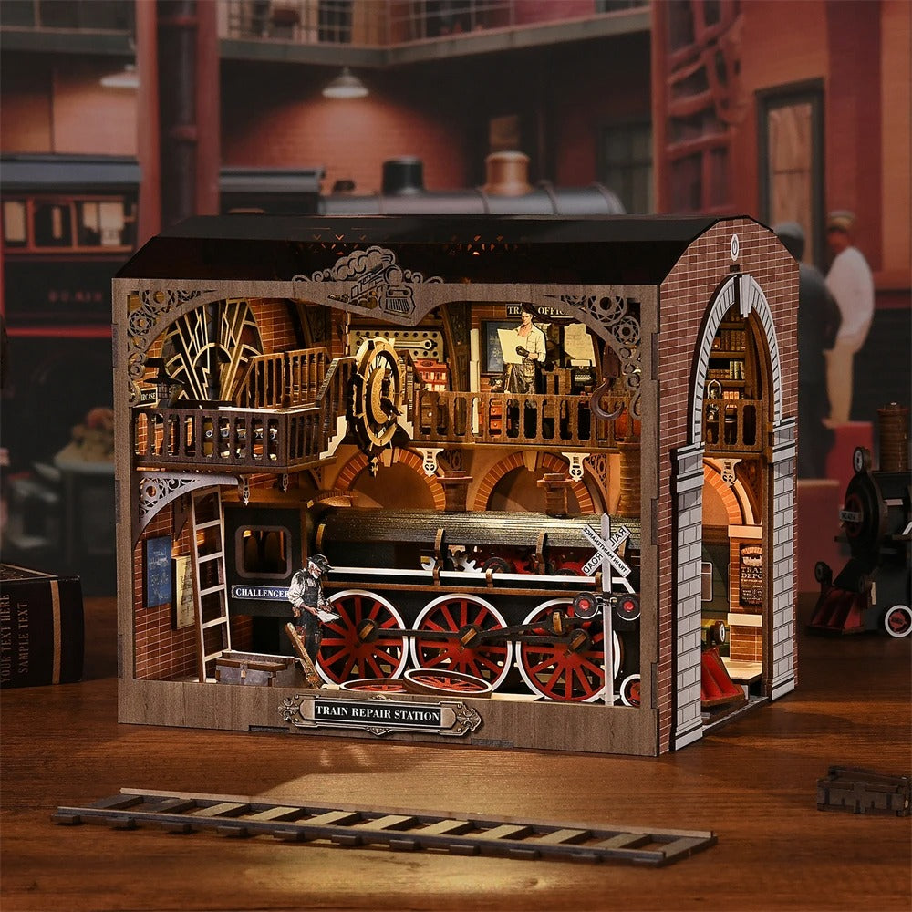 Maquette en bois Train Repair Station : diorama industriel miniature avec locomotive à vapeur, atelier de réparation détaillé et éclairage chaleureux.