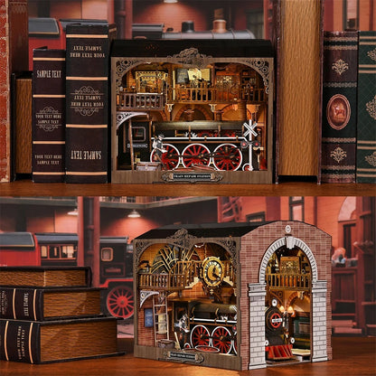 Diorama serre-livres 'Train Repair Station' en bois avec éclairage LED, installé dans une bibliothèque entre des livres de collection
Serre-livres décoratif style industriel et vintage représentant une station de maintenance de train miniature pour étagère.