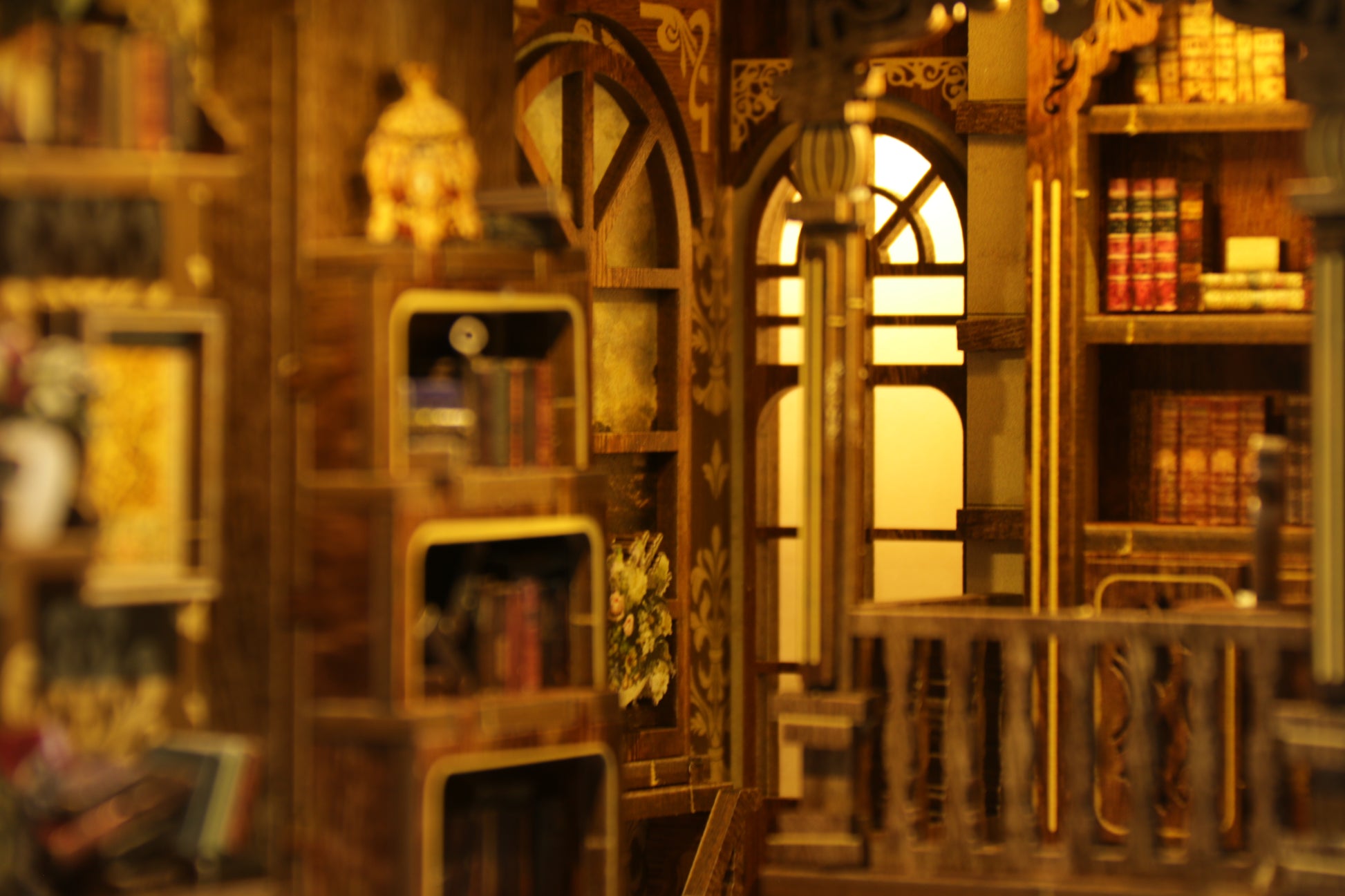 Zoom décoratif sur un diorama de bibliothèque ancienne, effet bois vintage et lumière tamisée pour décoration d'intérieur.